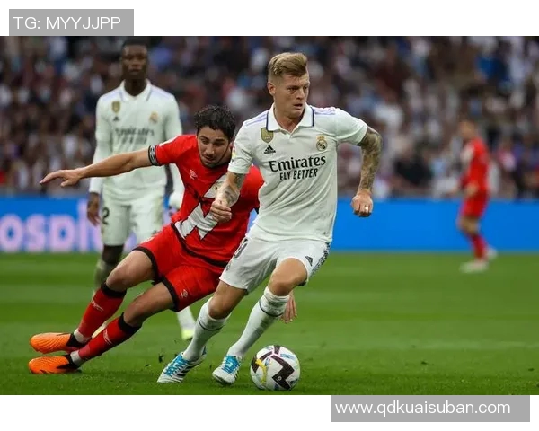 欧冠新型足球内置智能芯片实时追踪射门数据提升比赛分析精准度