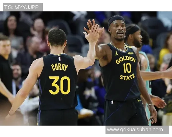 勇士与雷霆首场对决激战正酣球迷期待精彩瞬间再现